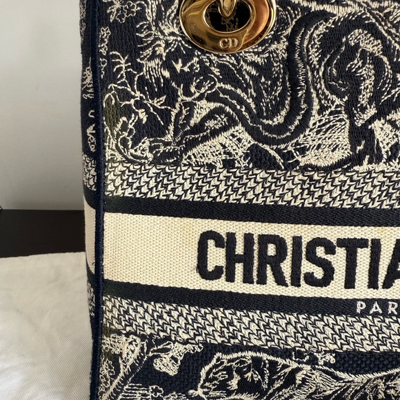 Medium Lady D-Lite Bag
Blue Toile de Jouy Reverse Embroidery - Picture 3 of 15